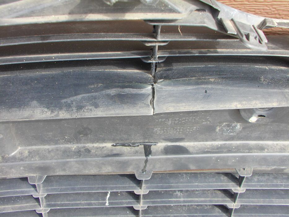 Toyota yaris III 14-17  atrapa grill kratka zderzaka przód