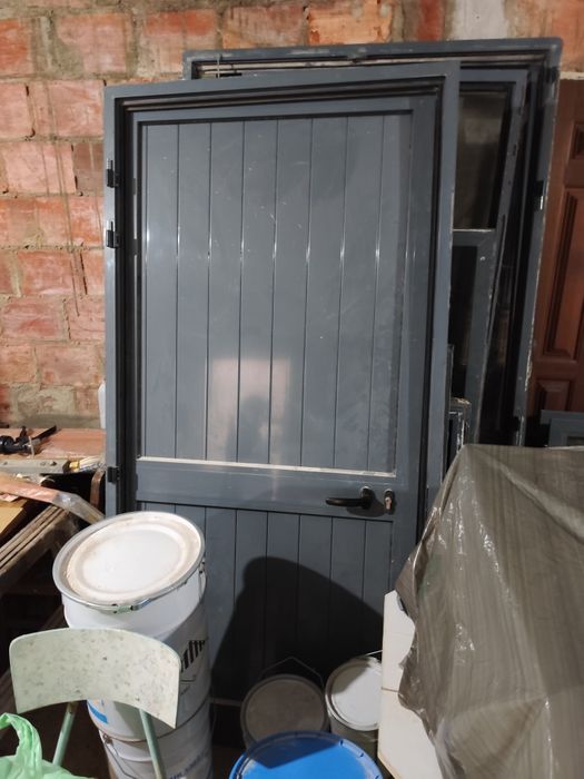 Portas e Janelas com Caixilharia de Alumínio e Vidro Duplo