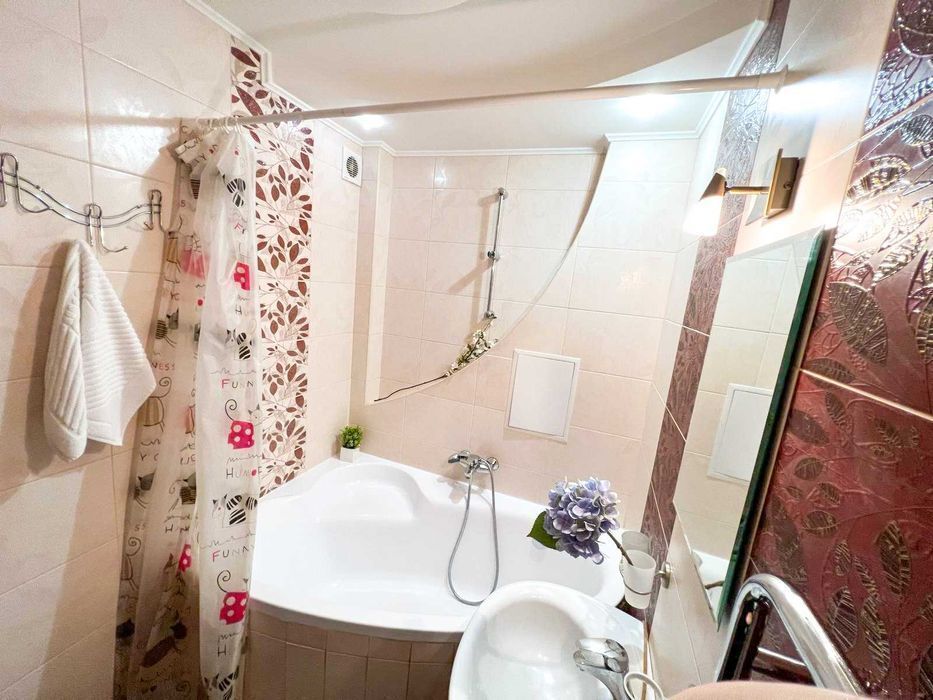 Бульвар Лесі Українки 28, 1к, метро Печерська 3 хв, подобово/погодинно