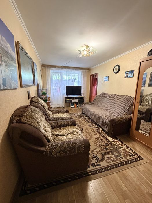 Продам 3-кімнатну квартиру з гаражем у центрі м. Кролевець