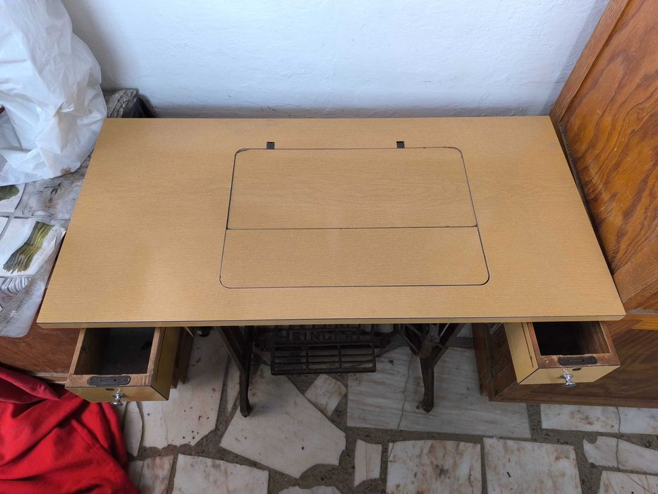 Máquina de cozer com mesa antiga