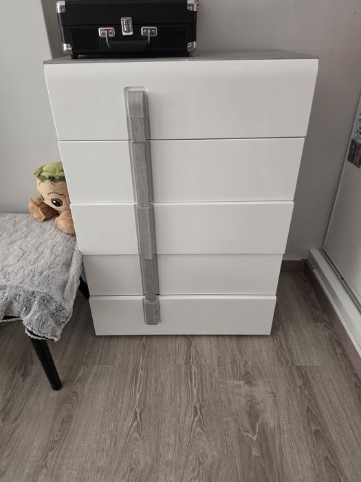 Cómoda e mesa de cabeceira