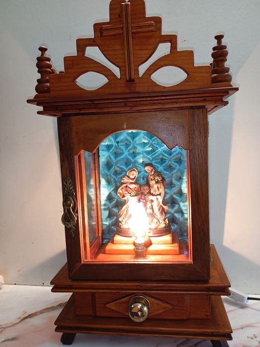 Belíssimo oratório em madeira maciça feito artesanalmente com sagrada