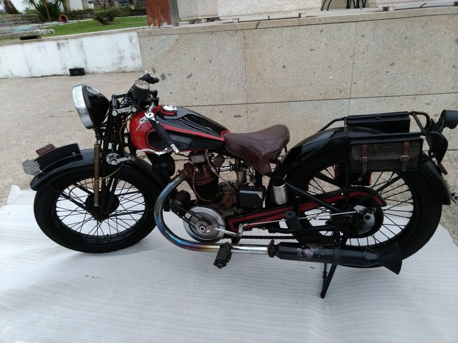 Moto Dóllar clássica antiga com matrícula da época nacional
