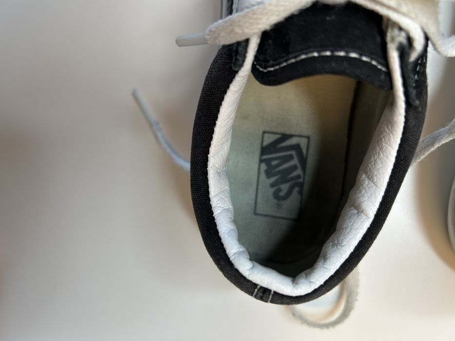 Vendo Vans Old Skool preto/branco tamanho 33 em bom estado.