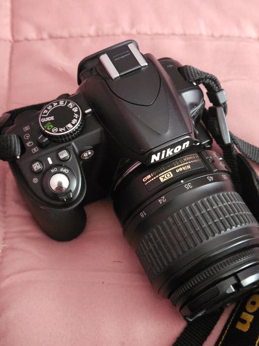 Câmara Nikon D3100 com lente 18-55