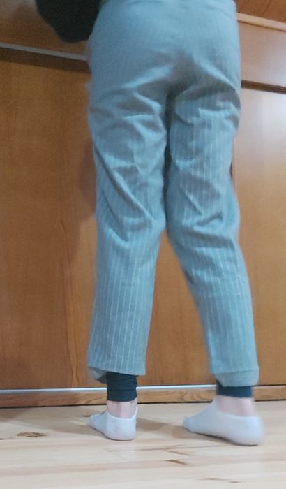 Calca elástica cinza