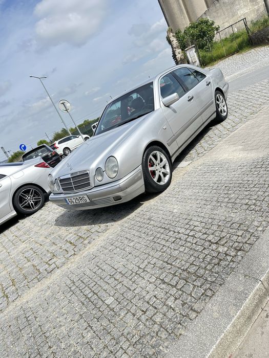 Mercedes E220 bem estimada
