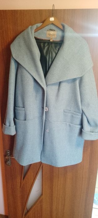 Жіночі пальто та куртки,кардигани, світери..