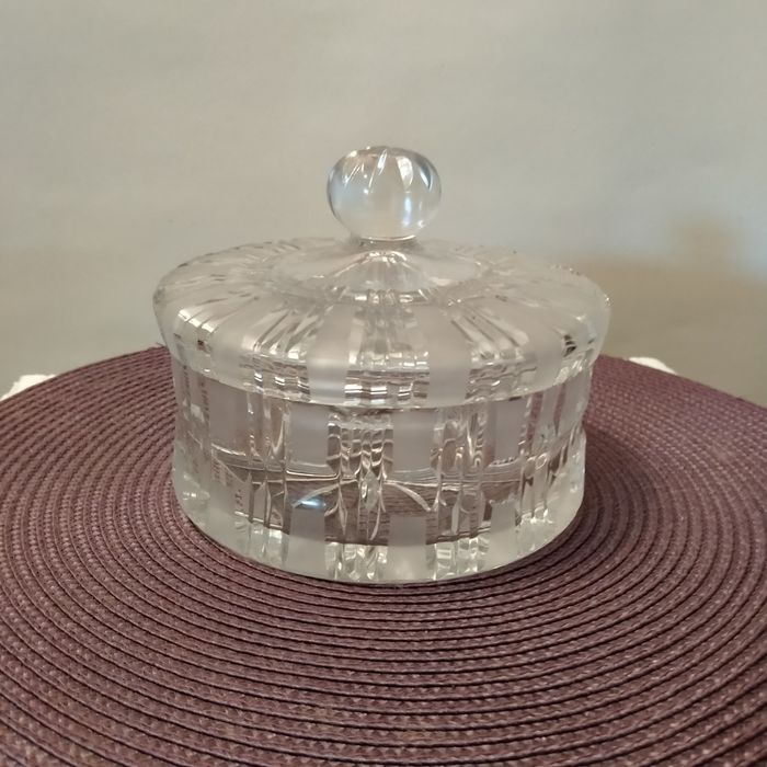 Kryształowa bombonierka szkatułka z PRL-u.