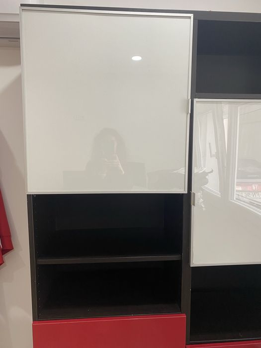 Armário/estante preto, vermelho e branco