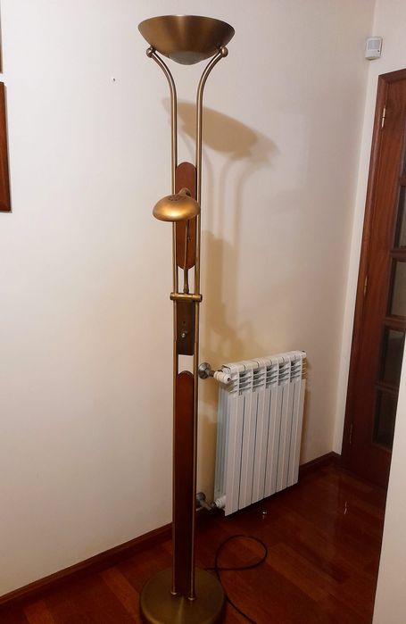 Candeeiro de pé em metal