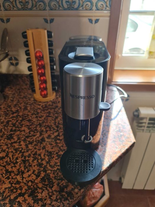 Maquina de café  Athelier Nespresso para cápsulas muito nova!