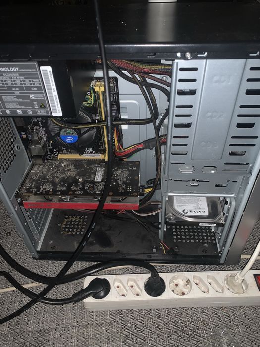 Computador com monitor, rato e teclado