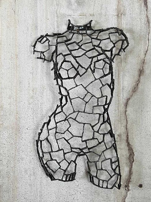 Corpos mulher em metal reciclado