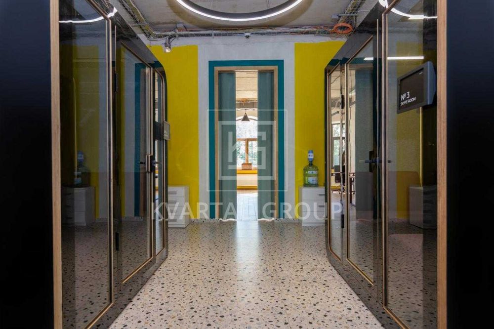 Продаж шикарного величезного будинку з власним озером