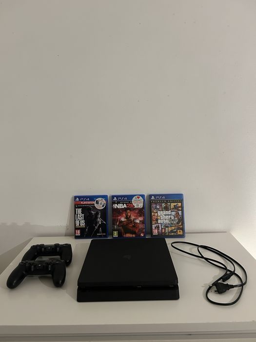 PS4 + 2 comandos e 3 jogos