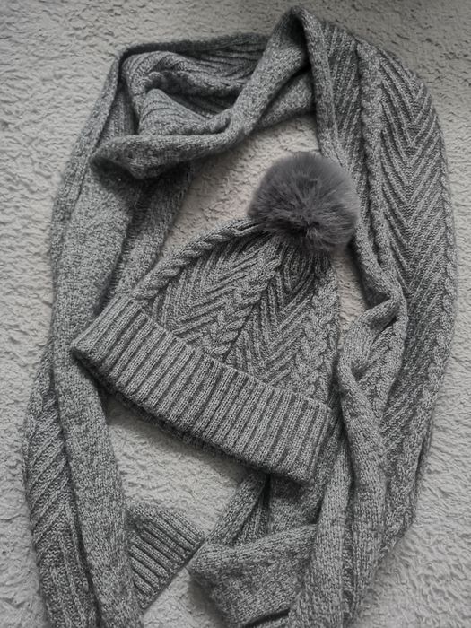 Komplet czapka szalik zimowy o ciekawym splocie