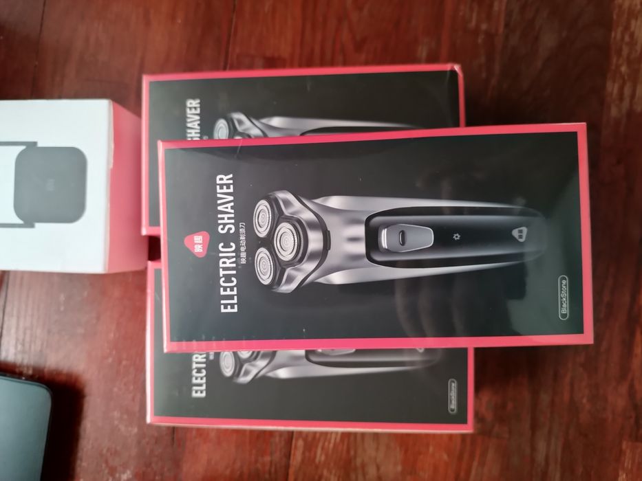 Бритва на три плавающиз лезвиях, есть нож для выравнивания висков