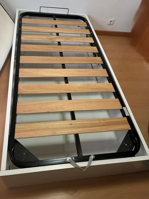 Sommier Branco, 190x90, com estrado de madeira e colchão.