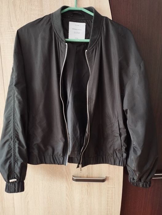 Czarna bomberka House XS/S – must-have ze ściągaczami