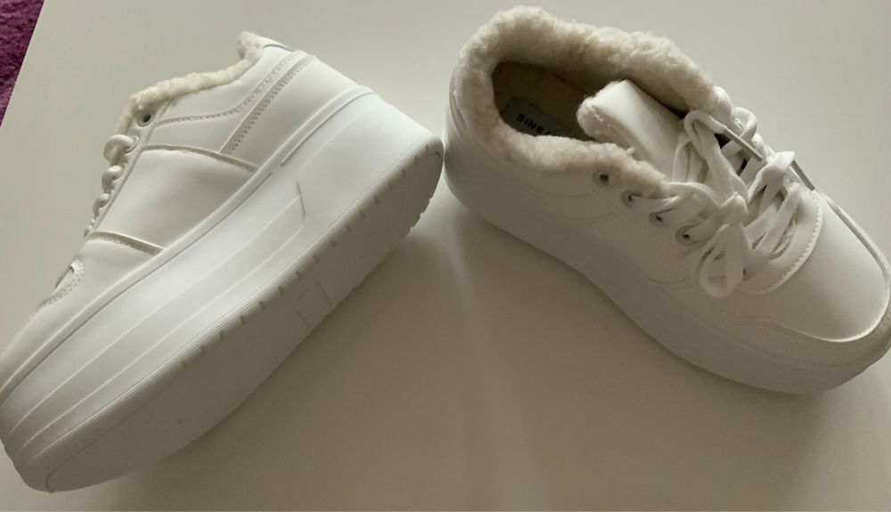 Białe  ucieplane buty na wysokiej koturnie