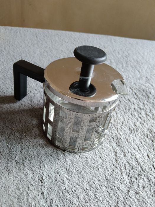 Cukiernica szklana w metalowym koszyczku