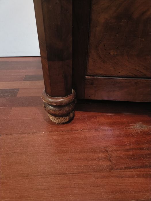 Cómoda grande de barriga em madeira maciça