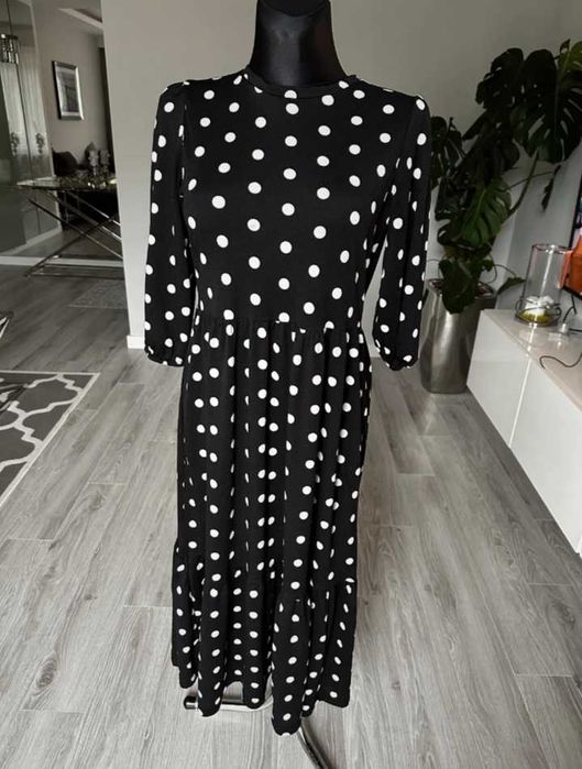 Czarna sukienka midi z falbanami w biale grochy M/L