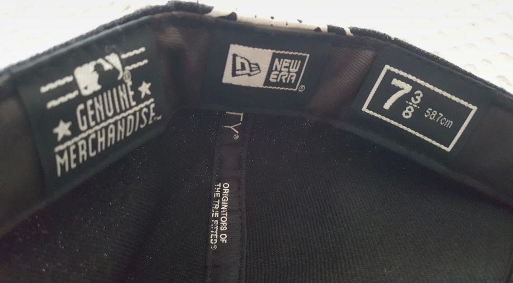 Boné preto e branco (New Era)