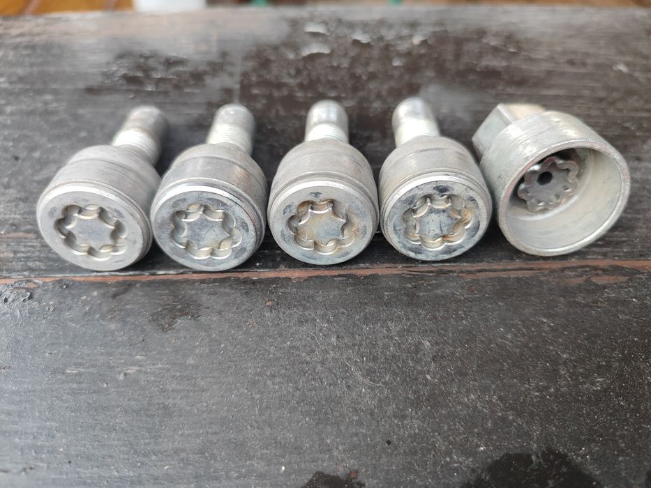 Продам секретні болти