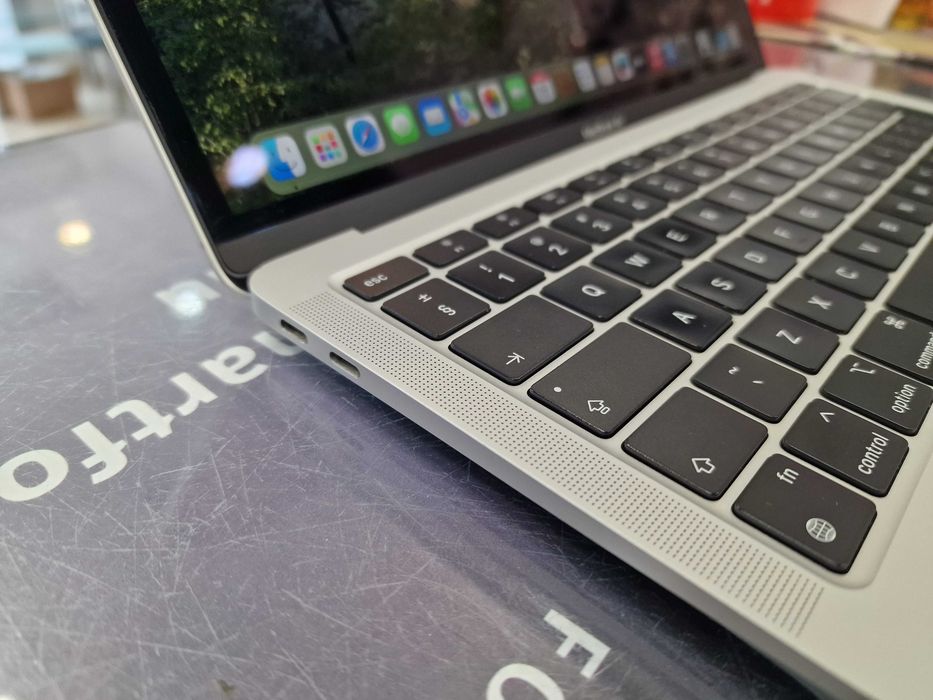 Macbook Air 13 2020/ M1/ 8GB/ 256GB/ Silver/ 123 cykle/ Grade A-/ Gwarancja 6 MSC