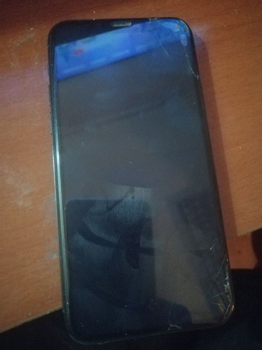 IPhone 11 com ecrã partido