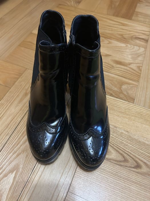 Ocieplane czarne lakierki na obcasie