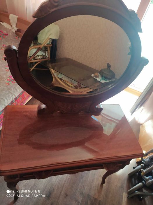 Красивый винтажный туалетный столик