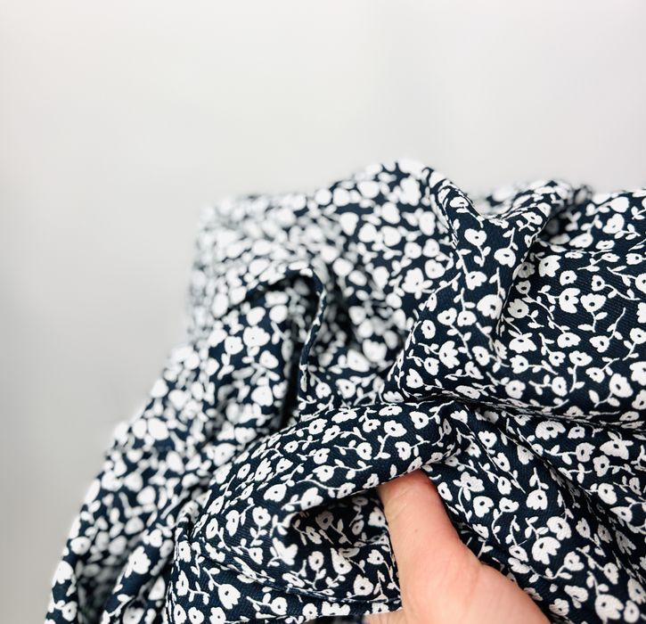 Granatowo-biały kombinezon w drobne kwiaty M 38