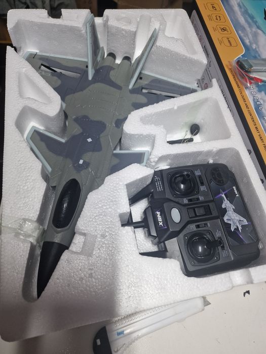 BM20 Raptor, um modelo de avião telecomanda com 2 baterias do (RC