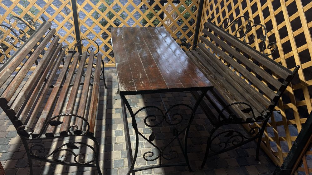 Кованый деревяный стол с лавками