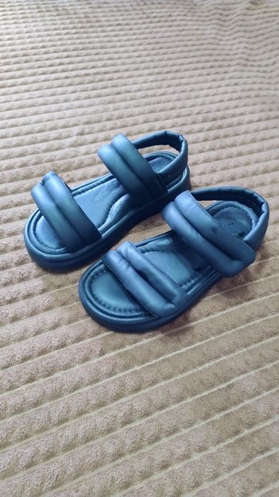 Босоніжки розмір 33, стелька 20 см.