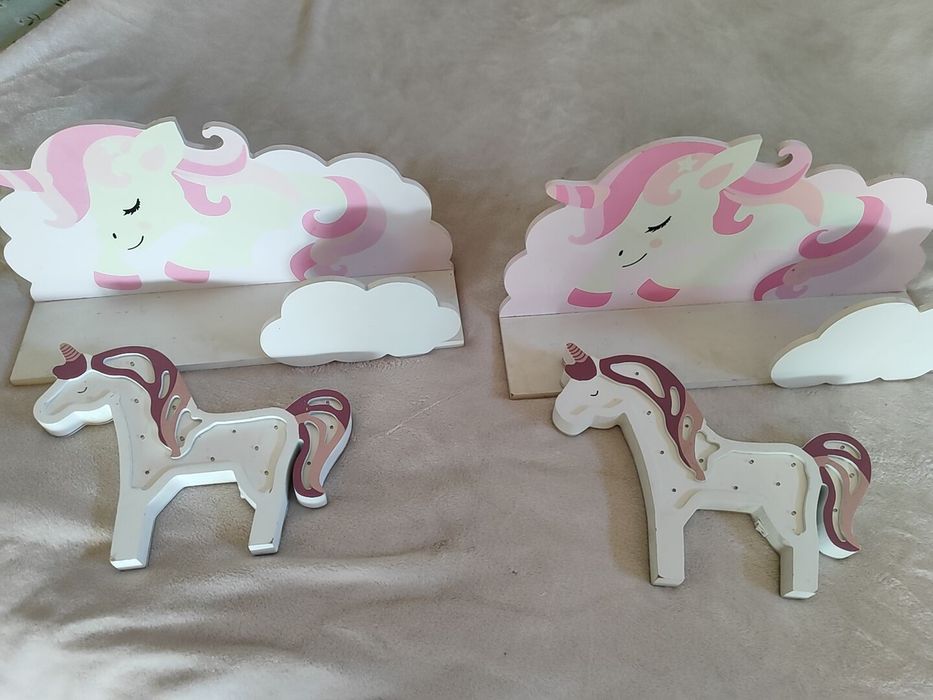 Sprzedam dwie półki i lampki stan dobry