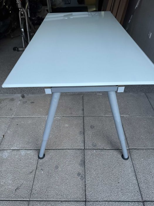 mesa tampo vidro e pernas regulaveis em altura