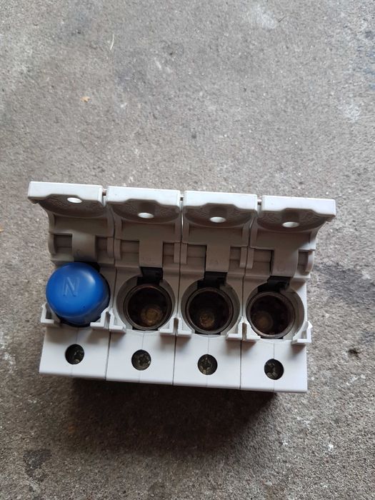 Rozłącznik bezpiecznikowy  25A - R323