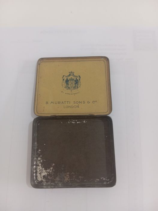 Lata de cigarros antiga