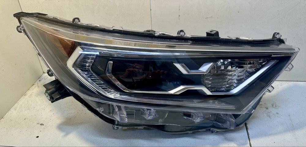Фара правая Toyota Rav4 USA hybrid, 2019 2020, 2021 811100R162