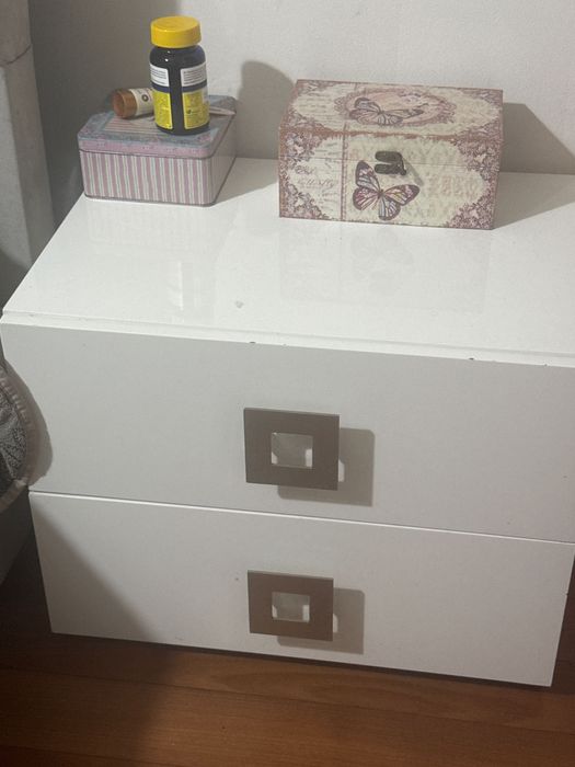 Mesa de cabeceira branca