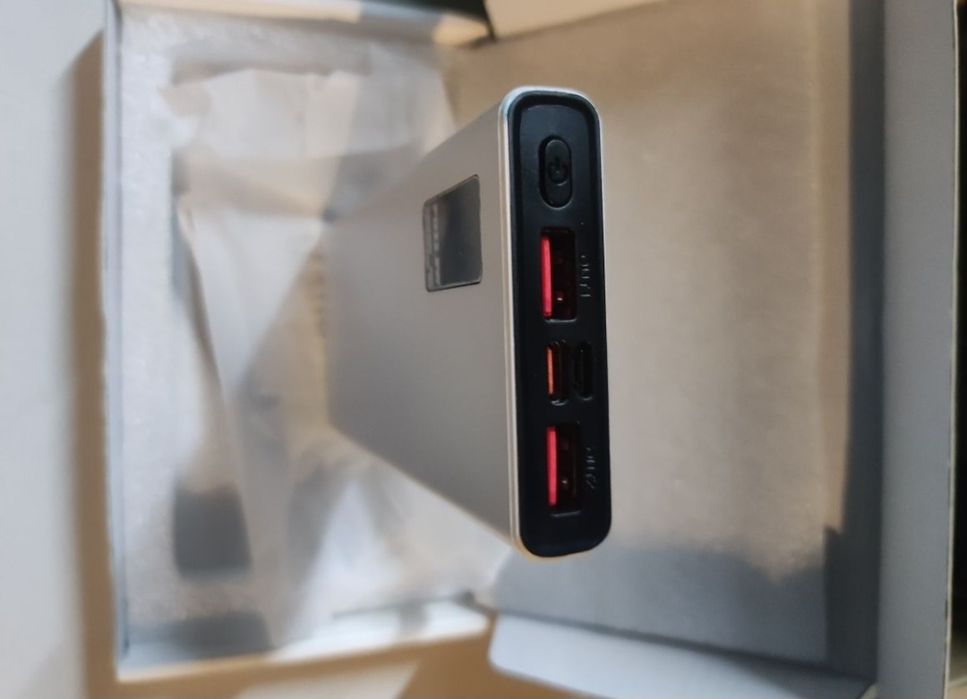Powerbank 10000 mha e 20000 mha
10000 mha - 25 euros 
20000 mha - 30 euros