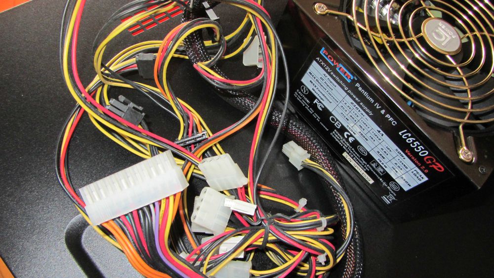 Fonte de Alimentação LC-Power 550W 6550GP 85%+ 140mm ATX