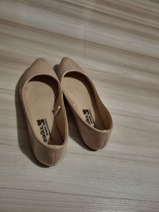 Buty balerinki lakierowane beżowe 37