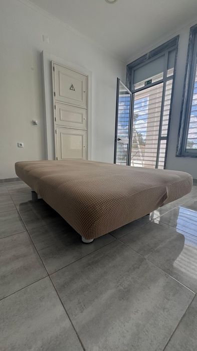 Sofá que também faz de cama