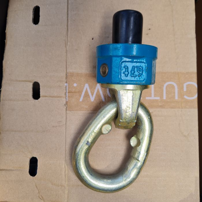 ucho zawiesie mocowanie hak obrotowy JDT 6,7t  1 szt